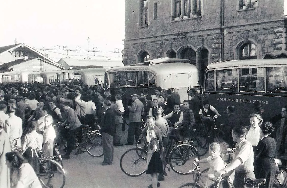 Der Ansturm bei der Eröffnung des Autobusbetriebs am 13. Mai 1950 war riesig. Eine Menschenmenge neben neuen Bussen im Jahr 1950.
